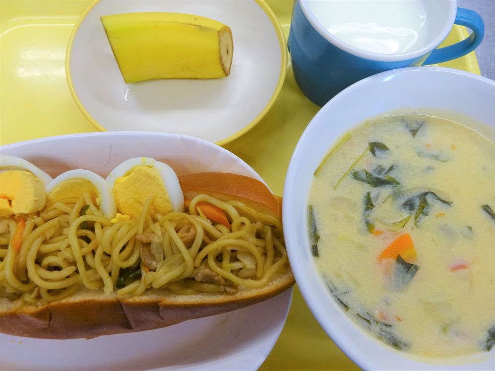 焼きそばと卵のホットドック

チンゲン菜の豆乳スープ

バナナ

牛乳