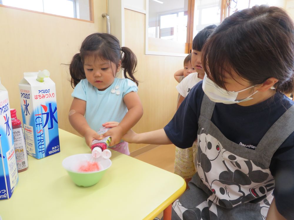 何色がいいかな～
　　自分で選んで、シロップかけて･･･