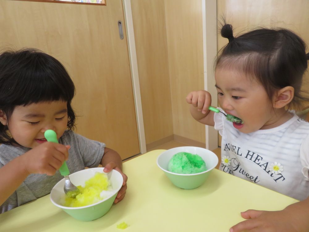 「さくさく！！」　　　「パクッ♡」
　　冷たくておいし～♪