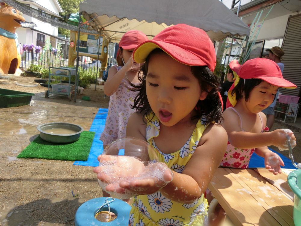 「みて!!」
自分の手に移ってきたシャボン玉♪
宝物を大切にするように、そっと大事に♡
とばすだけでなく、何度も試したり
繰り返しながら友達と楽しむ4歳児の姿です。