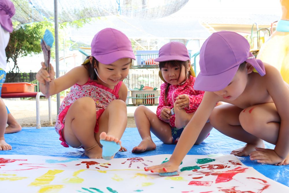 絵の具の感触を楽しむ
3歳児♡