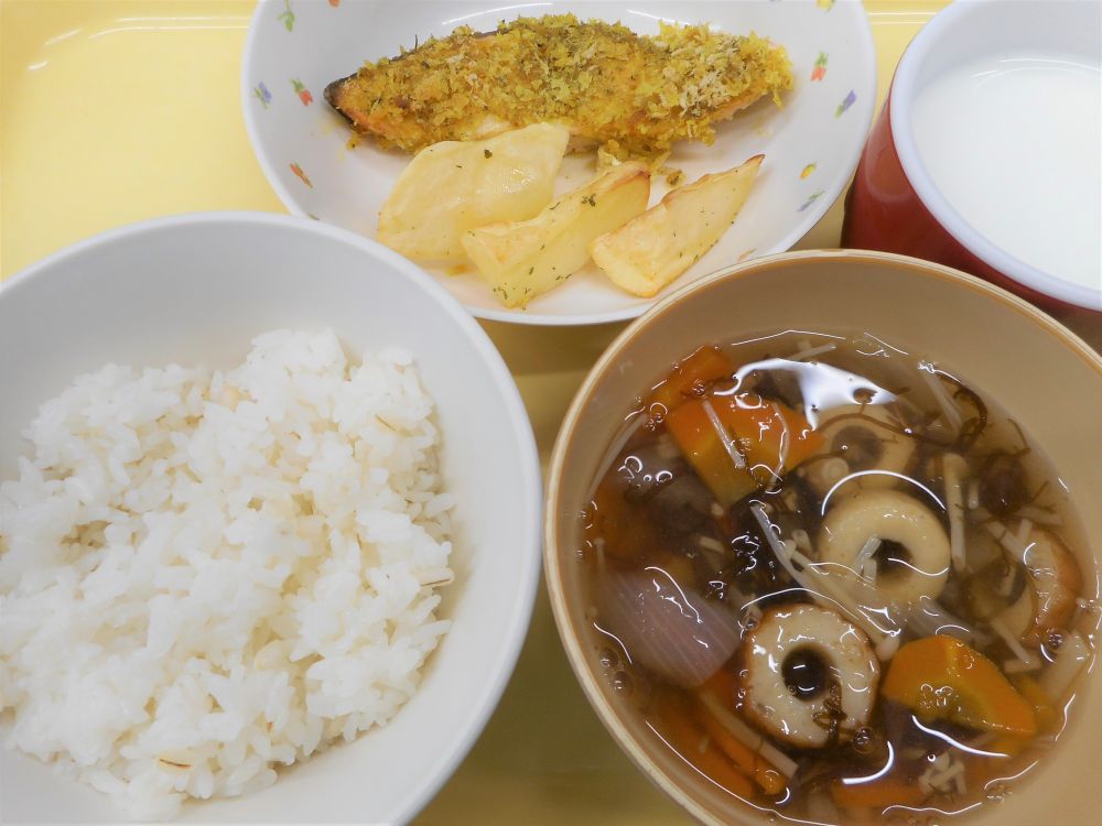 麦ご飯

鮭のカレーマヨパン粉焼き

焼ポテト

もずくとちくわのスープ

牛乳