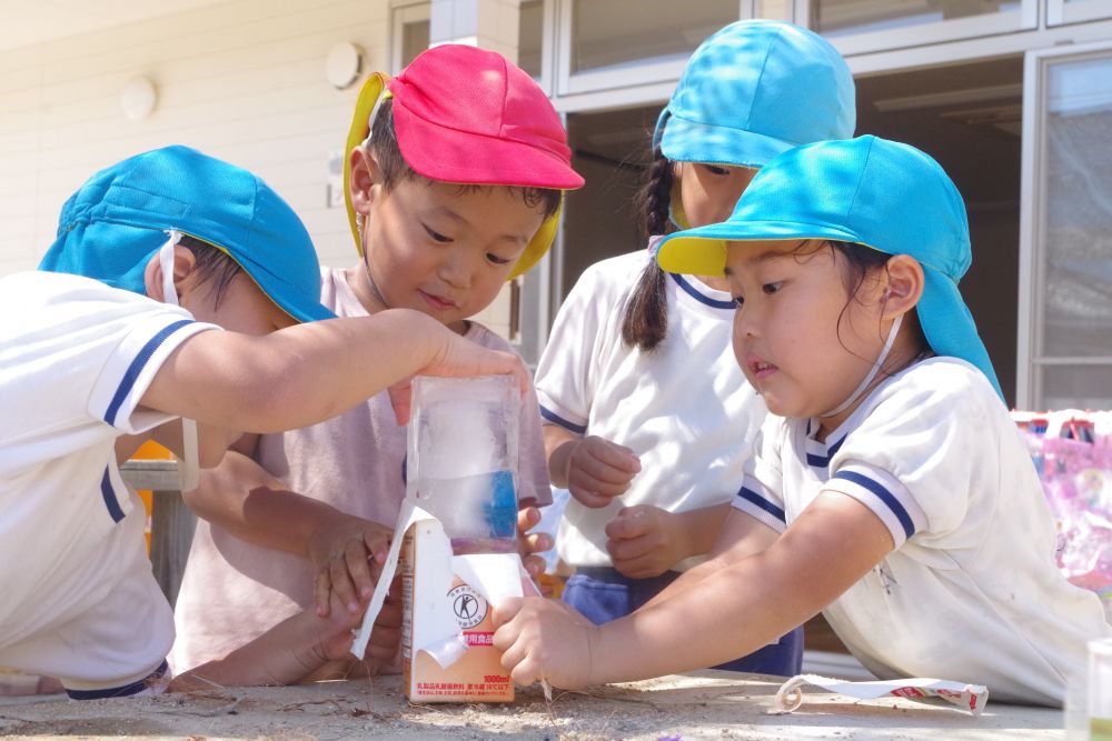 少しずつ秋の虫の鳴き声が聞こえてきましたが、まだまだ暑い日が続いていますね！
今日はその暑さを味方にしたゲームを、キリンさんゾウさんの混合チームで行いました！

そのゲームは・・・・・・『氷早溶かしゲーム』！！！
ルールは簡単で、チームに分かれて氷を早く溶かして中のブロックを取り出すというもの‥
水道を使ったり、石を使ってはいけない約束をしました‥


早速チームに分かれて、よーい・・・スタート！！！


氷を出すところから始まります！

「つめたーい！！」
「かたくてなかなかとれないぞ！？」
「あ！！ブロックでてきたよ！」

早速協力していたこのチーム！
ブロックを見つけると俄然やる気もアップ！！