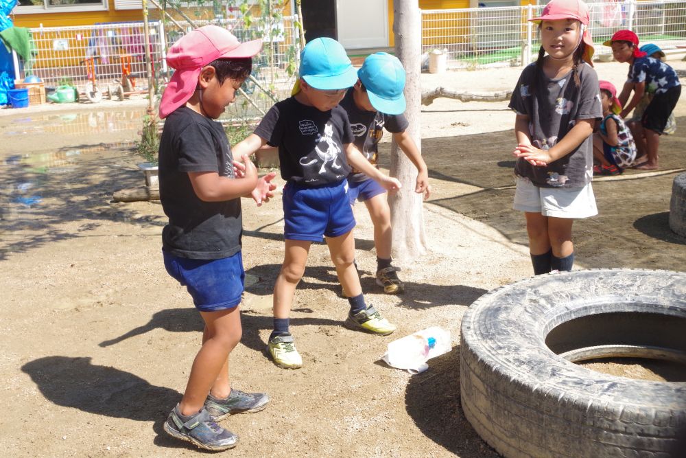 最初は冷たくて気持ちよさそうに触っていた氷だけど、ずっとはやっぱり冷たい！！
それぞれいろんなアイデアを出しながらの、溶かし方が始まりました

あるチームは日差しが当たっている所を探し・・・
またあるチームは剥いた牛乳パックをつかってこすったり・・・

そして、このチームは・・・・・・

「と・け・ろ！！と・け・ろ！！」

な、なんと！！氷に声援を送って溶かそうとしている！！？(笑)
子どもらしい発想と、やってみよう！の勢いに思わずほっこり♡
