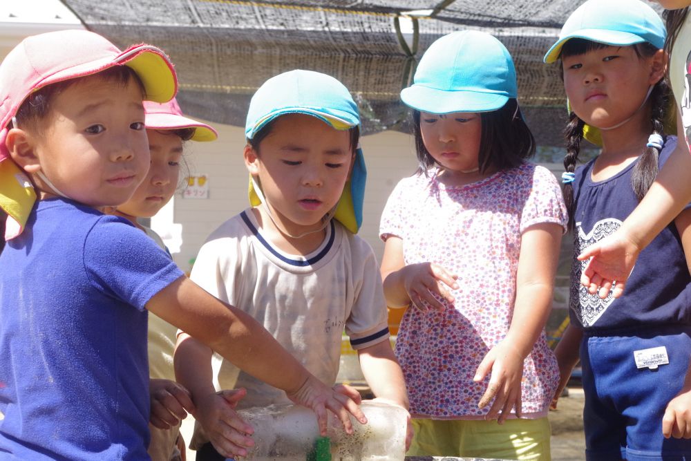 「まだとれないな～」
「手がつめたい～！」

皆で協力しながら溶けてきた氷・・・でもなかなかの塊に、まだまだ苦戦中の様子

『これを使ったら・・・』
『あれに気付いたら・・・』
と、教えたくてもヒントを出せない大人もソワソワ(笑)