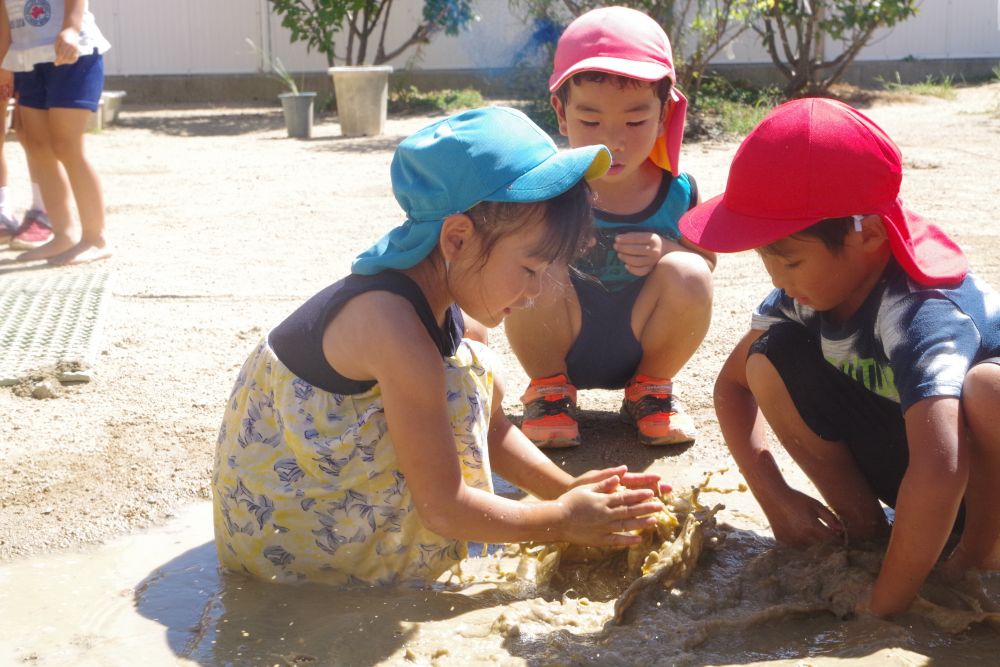 そんな時、たまたま足を入れた水たまりがあったかいことに気がついたMちゃん！

「ここにいれてみよう！！・・・あ！とけてきた！」

どんどん溶けてきた氷を見て盛り上がるチーム！
すると・・・

「ねぇ！水たまりにいれるととけるよ！！」

なんと他のチームにまで大暴露！！(笑)

「ほんとに！？」
「あそこだって！！」

と皆水たまりへ・・・！！


『言っちゃったー！！』
と思ったのは、きっと大人だけなんでしょうね(笑)
みんないつも一緒に遊んでる仲間だもんねー！
わかった！うれしい！と思ったことは、教えあいたいものですよね♡