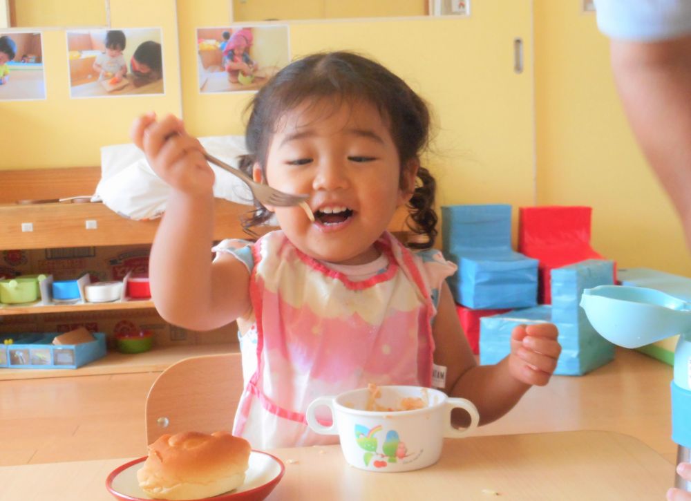 給食を食べているときの様子が知りたいな♡
その声にお応えして・・この食レポで少しずつ掲載していこうと思います♡

友達や先生と楽しく食べる・・・
　　　　　　苦手なものでも挑戦する・・・
家庭とはまた違った表情や頑張る姿が見ていただけたらいいな、と思います

《１歳児》
スープに入っている切干し大根を、フォークですくいたくて・・・でもすくえない・・・
でもすくいたい・・・逃げられる・・・を何度も繰り返し、やっとすくえてこの表情！
「でてきた～」と叫んで満面の笑み♡
切干し大根１本に、心が動いた瞬間です

