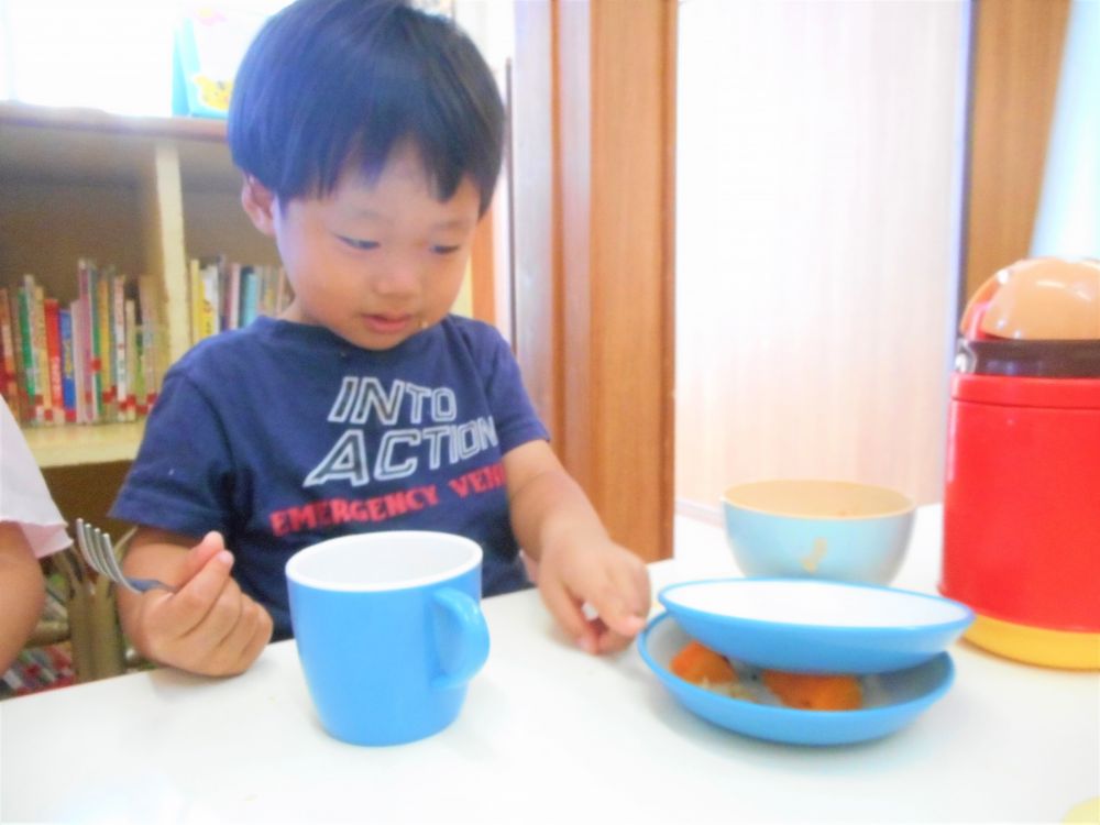 《２歳児》
「せんせ～、たべた！」
と言って見せてくれたお皿。
あれ？下のお皿ににんじんが見える・・・笑
苦手なものを食べたくない気持ち、よくわかります。人参をよく見ると一口かじったあとがありました！　
今日はここまでにしようかな。
次、またがんばろうね♡

