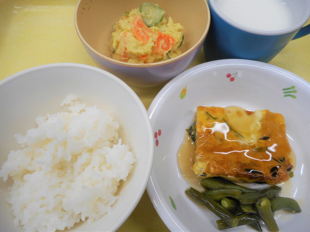 ご飯

あんかけ卵焼き

いんげんのソテー

カレーポテトサラダ

牛乳