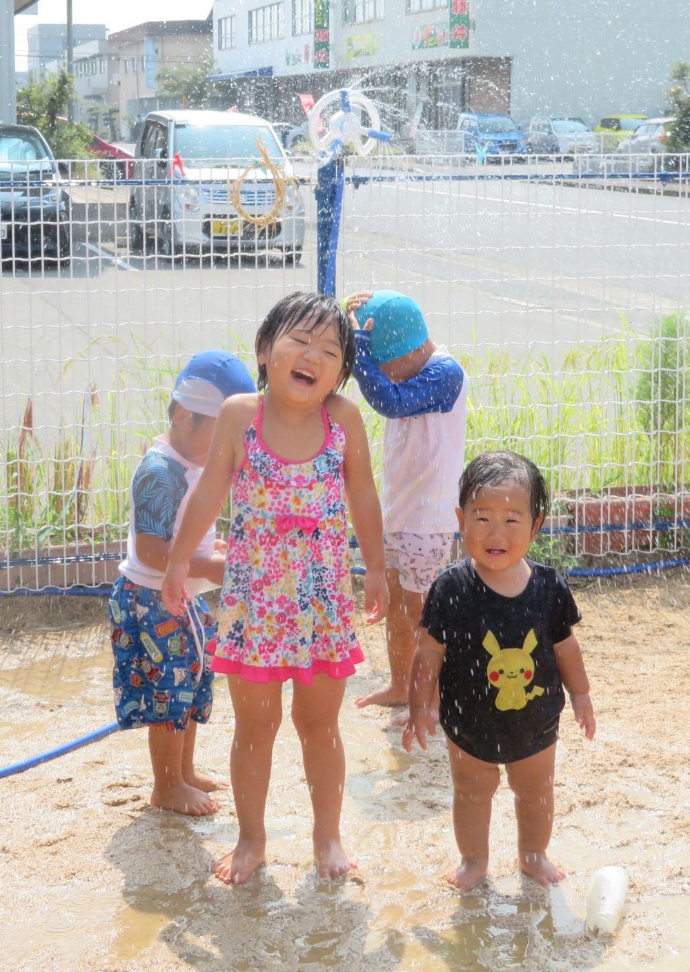 おおきい子も・・・
　　ちいさい子も・・・

楽しかったね☆
　　　　　水遊び♪