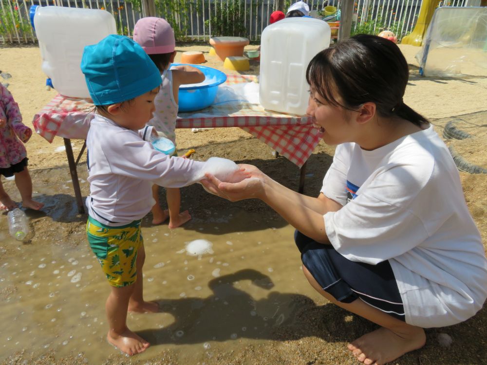 できた泡を先生に
「どうぞ～」
「ありがとう☺」

「どうぞ」「ありがとう」このやりとりの繰り返しも楽しい♡
