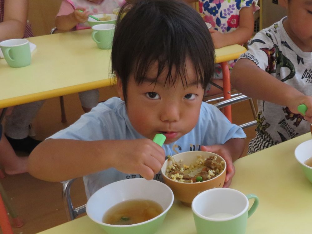 今日は８月の誕生日会！

給食を見て
「わあ～ひまわりだ！」
と興味津々な様子でした。

ひまわり丼はカレー味なので子どもたちにも大人気♡
「カレーおいしいね！」
と大きなお口でパクッ。

あっという間に完食していました♪






