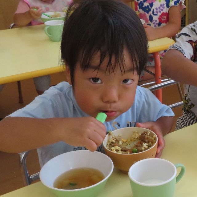 ＊　給食時間の様子　（すいみい保育園）　＊