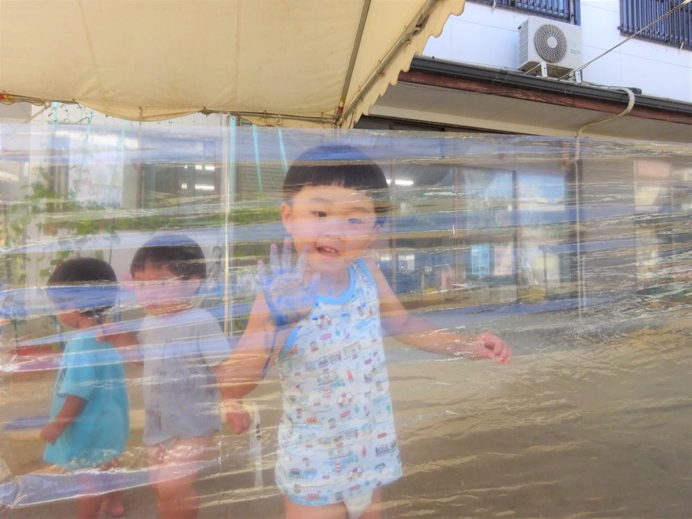 ぼくはちっちゃな、画伯だ!
夏ならではの表現遊び♪
