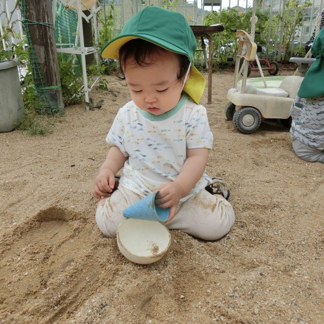 ０歳児さん・・園庭遊び（　＾ｏ＾）ノ