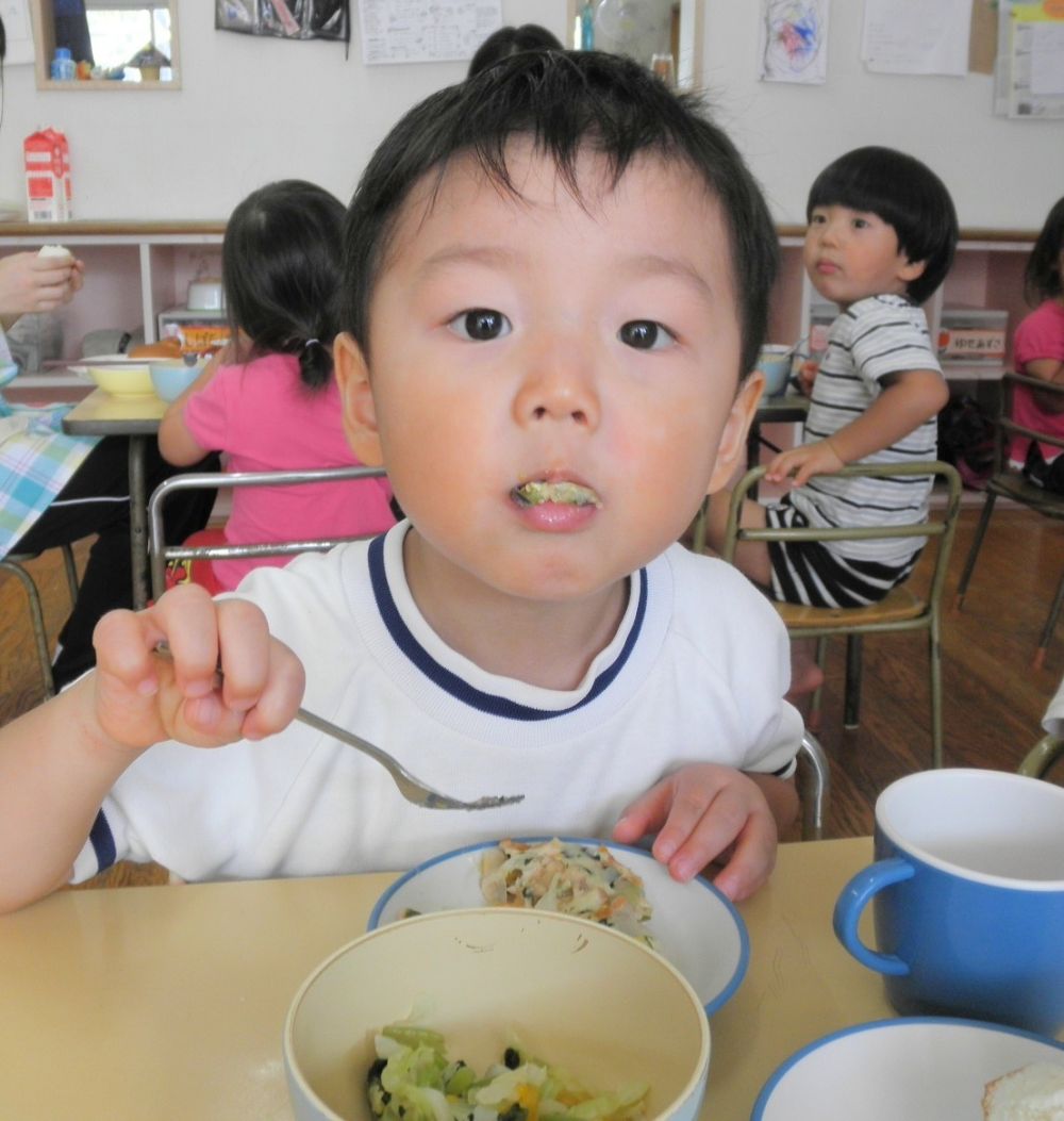 朝、あいはうすの園庭でみんなで育てたなすをクマ組さんが収穫してくれました！
採れたてなすはさっそく今日の給食へ。
大好きなグラタンの上にのったなすを
パクッ☆