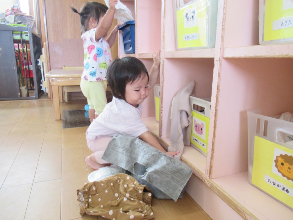 色んなことに興味を持ち、探索を楽しんでいます♪



ボックスのかごの中身が気になるＮちゃん
“なにがはいってるんだろう♪”
おむつ‥　　ズボン…
全部出した後、全部かごの中にかえしてくれました！

何でも遊びになります！
