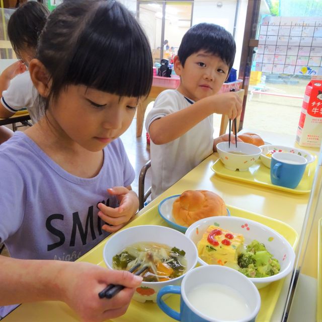 ＊　給食時間の様子　（門田認定こども園）　＊