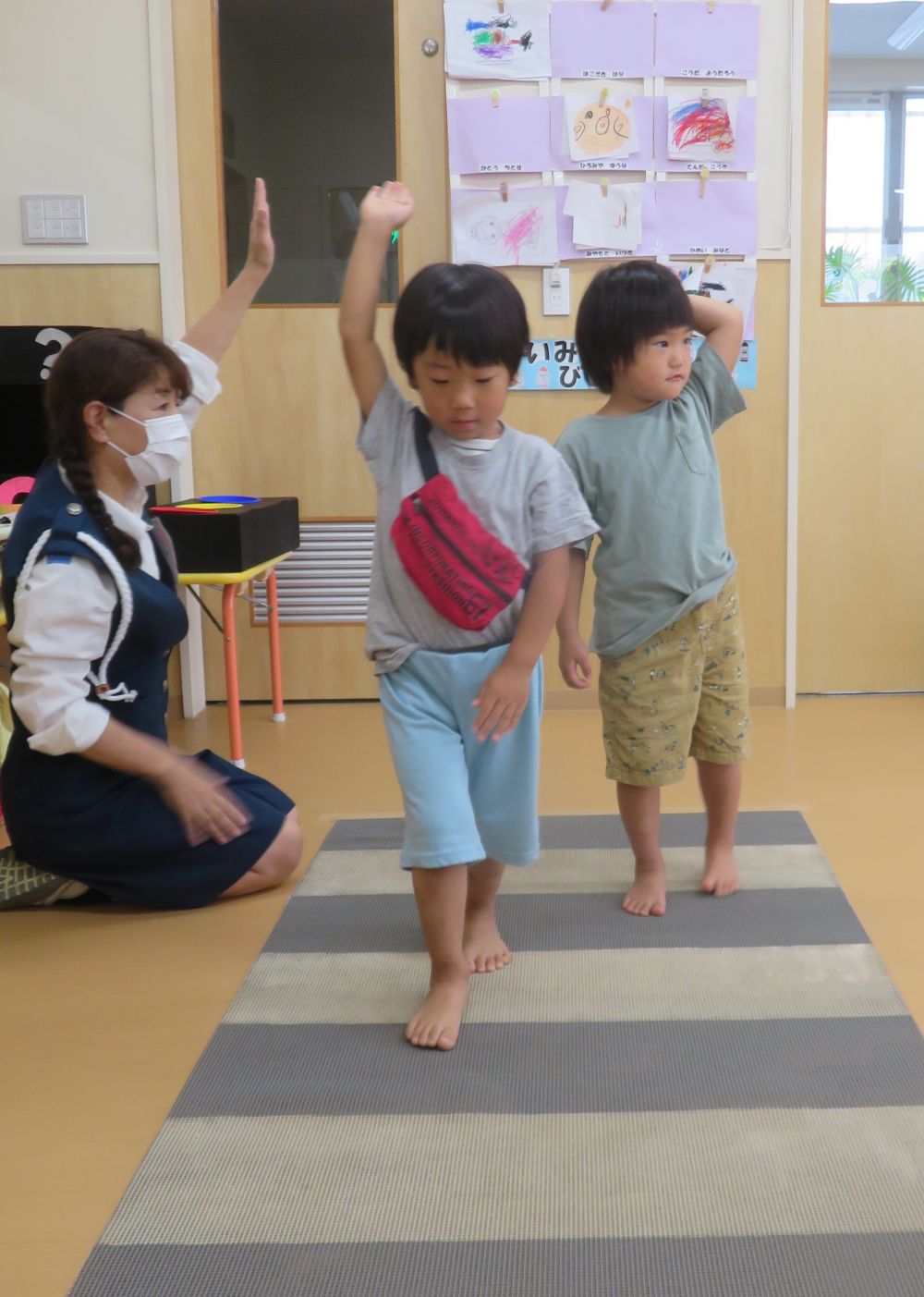 横断歩道は・・・
　「手をあげて、右見て、左見て、右見て、渡りましょう」