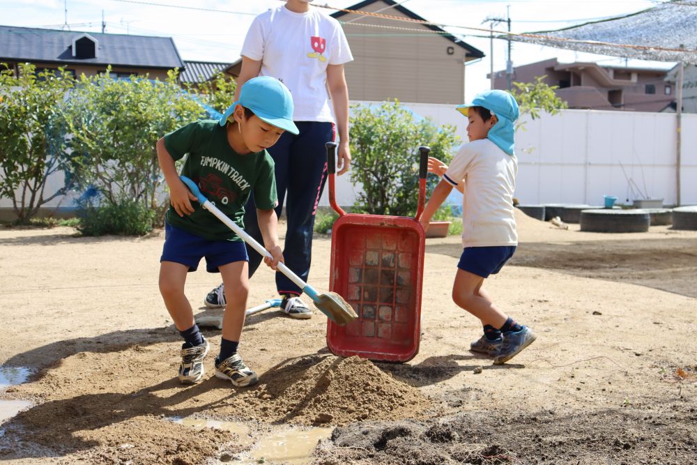 みんなの場所はみんなで‥　運動会にむけて園庭整備
大人だけですると、時間は早く終わるかもしれませんが‥
子どもたちと一緒に整備することが大切だと思います♡



リレーが出来るよう檀上先生が、園庭の穴を埋めてると‥
キリン組男の子たちも‥　始める
砂を運んで‥　埋めて‥
「穴が空いて危ないとこ、もうないかねー？」
何度も何度も繰り返す