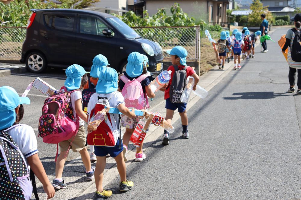 【めちゃめちゃ面白いゲーム】　と言われるチーム対抗戦‥
この名が子どもたちに定着し‥　プログラムの競技名は、“めちゃめちゃ面白いゲーム”と決定

廃材を選び、作って試しては‥
長さが足りなかったら、足りない分を付け足し、弱くてペットボトルを引っ張れなかったら、強度をつけ‥
一人一人思い思いのアイテムが出来ています
まさに【試行錯誤の塊】



チーム対抗　１日目
アイテムを、決戦の場まで運ぶ‥
周りから見れば‥“何を運んでいるのだろう‥”と思われますが‥、大切なアイテムです
