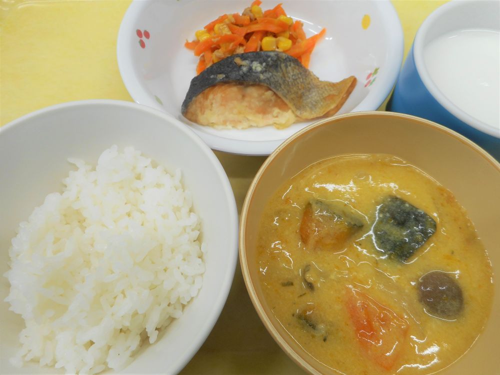 ご飯

鮭のムニエル

人参しりしり

かぼちゃの豆乳スープ

牛乳