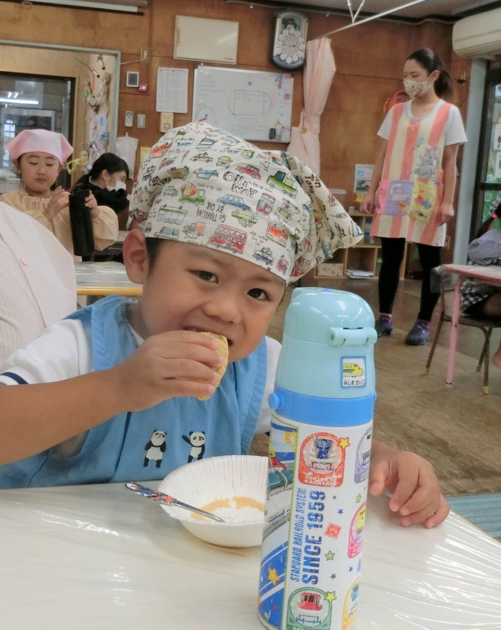 「どんな形にしようかなー」
「せんせー出来たよ！！！」

わぁ♡みんな上手に出来たね。

自分で作ったおはぎはとても美味しくて大満足でした。
