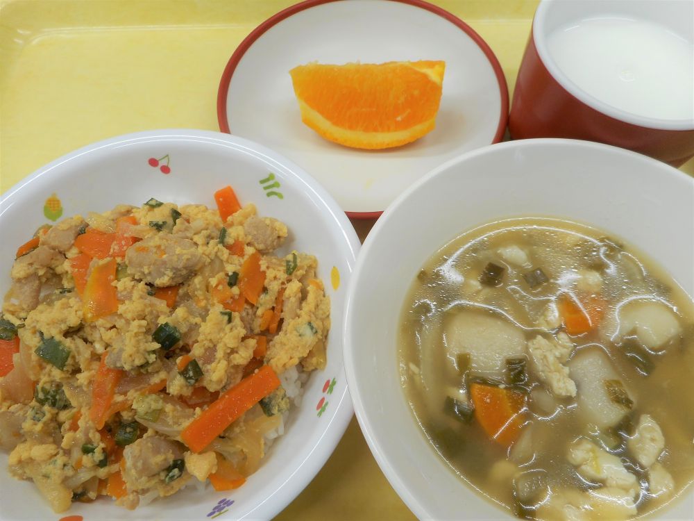 親子丼

かみなり汁

オレンジ

牛乳