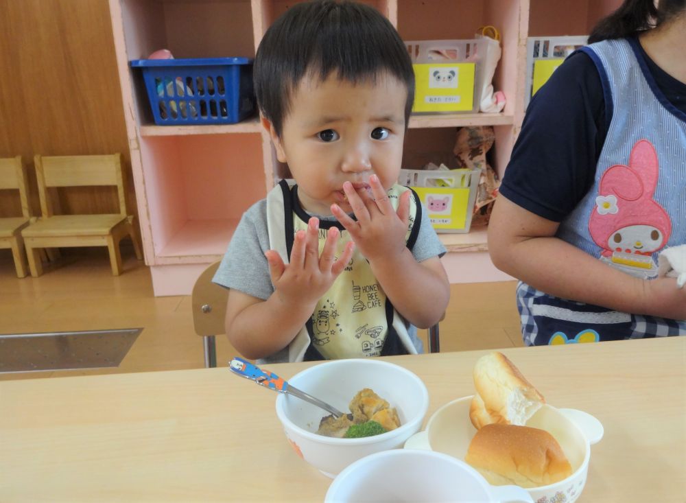 手づかみ食べも成長過程の一つです。
食べたいものを手で握る・・・指でつまむ・・・匂いを嗅ぐ・・・味わう・・・
五感を使って食事する、とても大切な時間ですね。

手づかみして食べた後、ゆびについたタレを『ちゅぱちゅぱ』
おいしいね♡