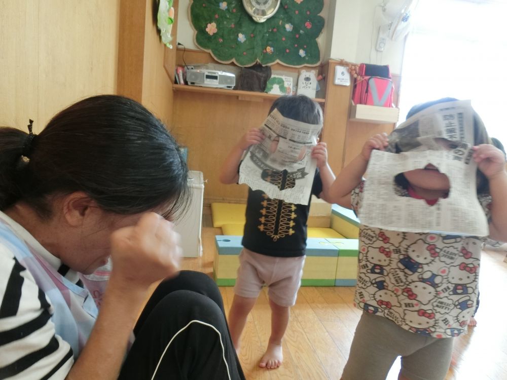 新聞紙遊びをしていたひよこ組さん。
3つあなをあけると・・・思いつくのはお・ば・け!
おばけだぞ~~!
こわがる先生に大喜び!
繰り返しおどかしにやってくる子どもたちのかわいい表情♡