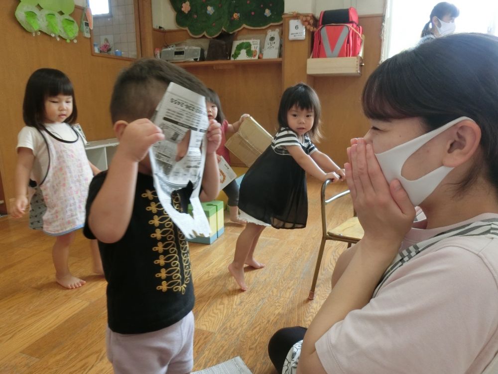おばけ~!
きゃ~!こわいよ~!
新聞紙おばけ、たのしいね♪
