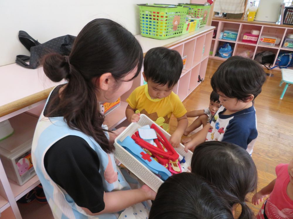 保育実習生さんが実習の最後に子どもたちに素敵なプレゼントをくれました。
子どもたちに喜んでほしいと「お医者さんごっこセット」を手作りで。
ごっこ遊びが盛んなくまぐみさんにぴったりの贈り物!
子どもたちはとても喜んですぐに遊び始めました。