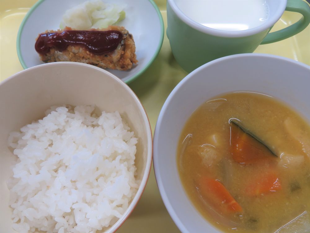 麦ご飯

さんまのフライ

茹キャベツ

かぼちゃみそ汁

牛乳