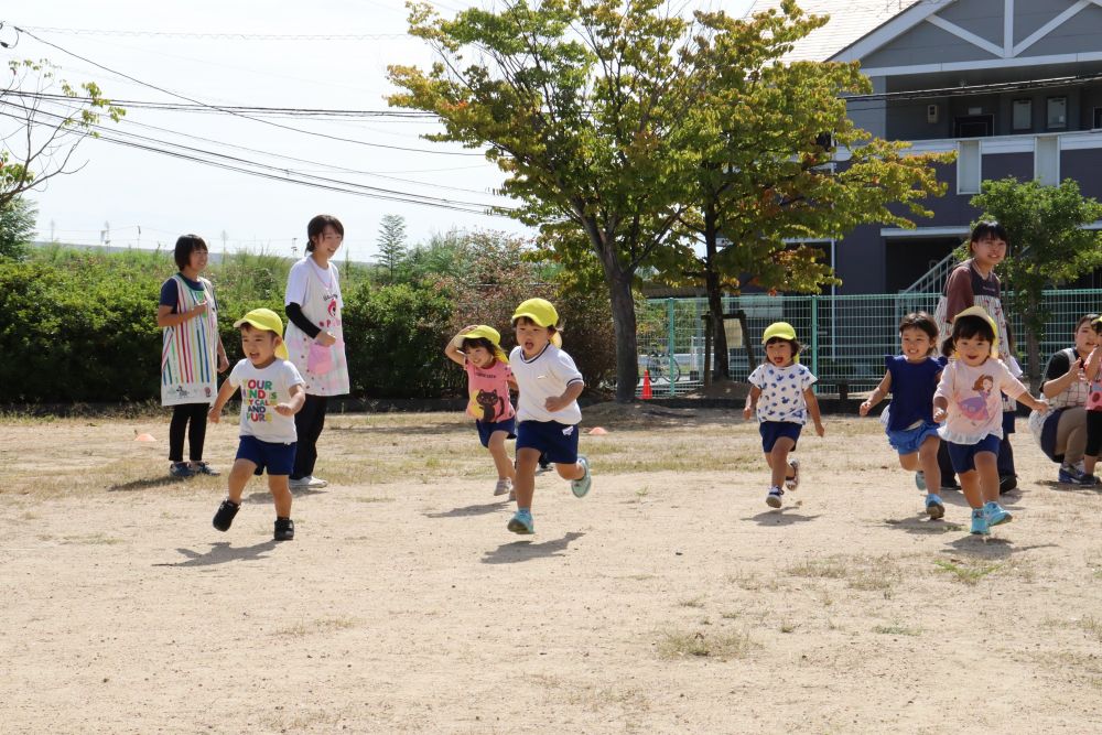 ゴールに向かって、

走りきる子・・　途中でこけて泣く子・・
みんな一生懸命♡
この【たくましさ】　ゆめはうすの園児たちに育ち中・・