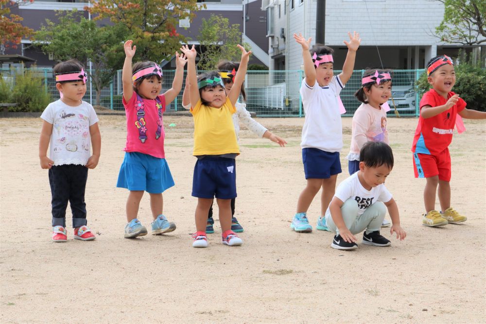 ♪　しゅりけん忍者

その場に居る・・　それも素敵なこと♡
伸び伸び踊る姿・・　癒やされます


