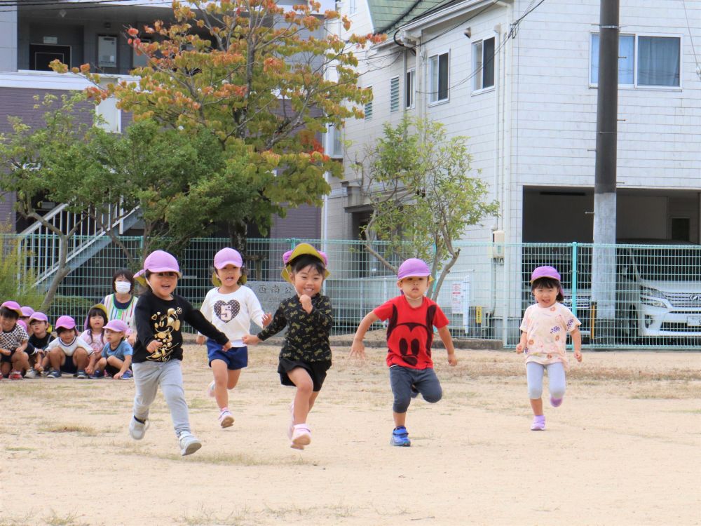 リス組さんは、クマ組さんより距離が少し長く、ゴールに向かって・・　まっすぐ走ります


笛の合図とともに・・　走り出す姿



