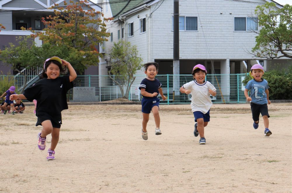 クマ組さんでの運動会は泣いていたけれど・・　
今年はどうかな・・　　　と、保護者の方