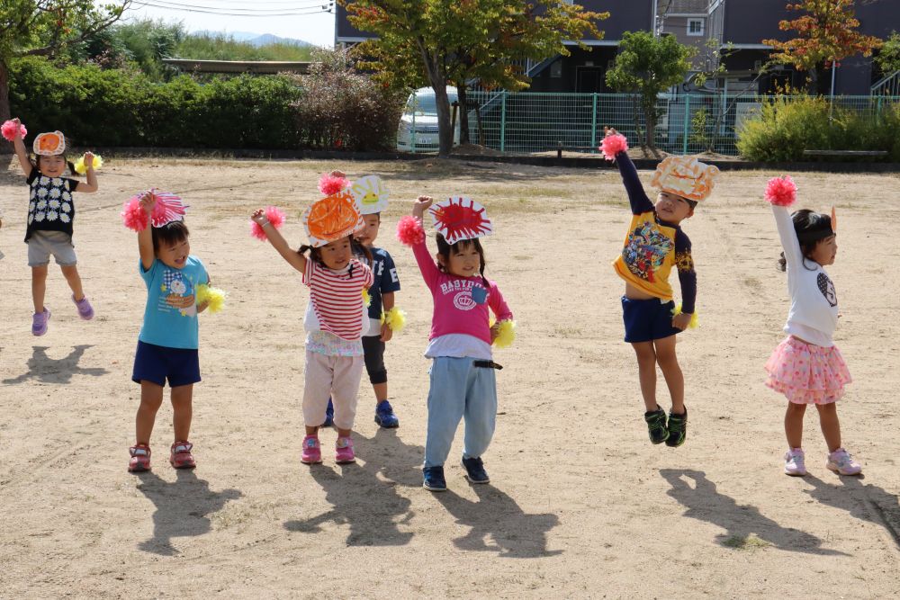 笑顔で楽しく踊る　♪　めざまし体操

子どもたちが　【たくましく】成長している姿を温かい笑顔でご覧下さい♡