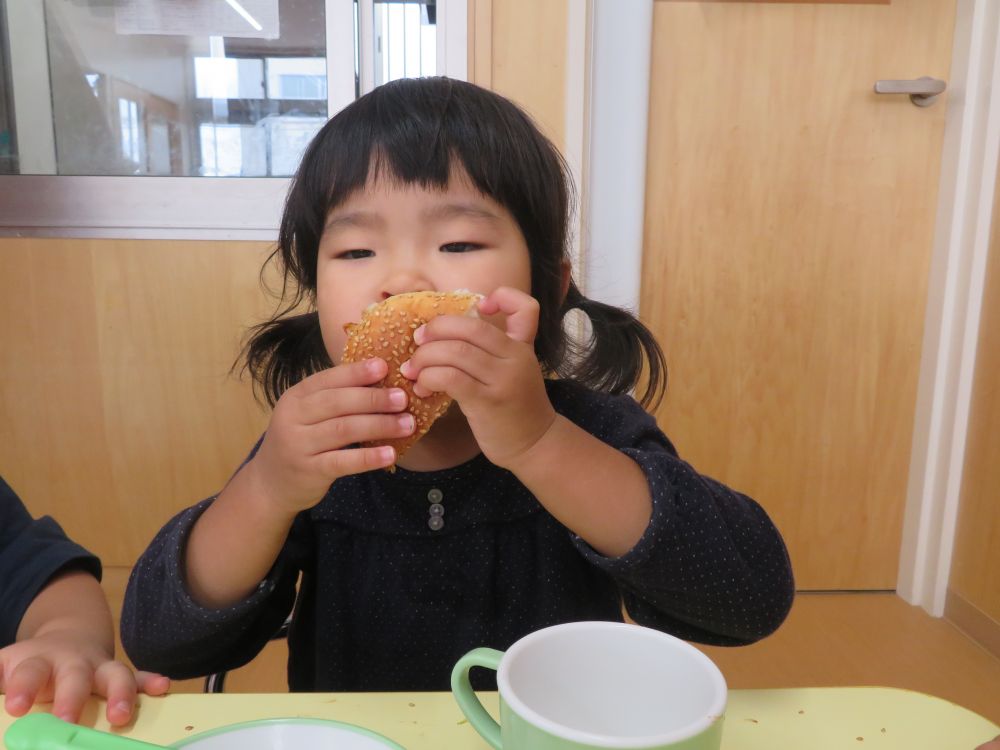 今月３歳になったSちゃんも「見てて～！」とパクッ。
お友達と一緒に食べる給食はおいしいね♡