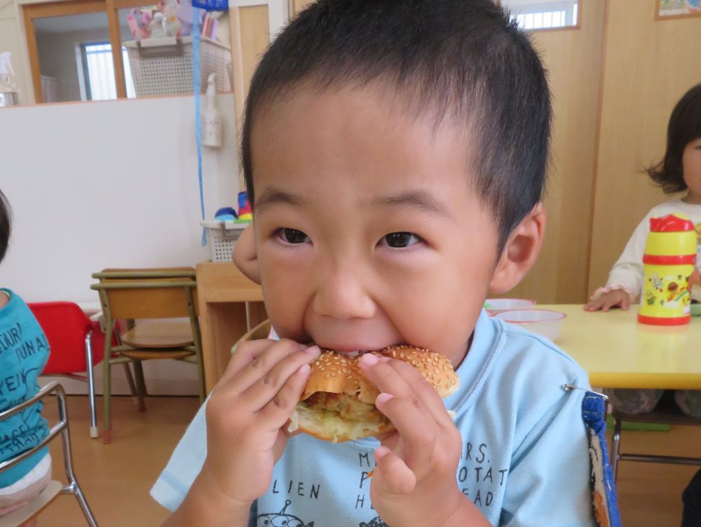 しっかりよく噛んでモグモグ・・・
中の具が落ちないように上手に持って食べていました。

「おいしいね～！」にニコニコ笑顔であっという間に完食です♡
