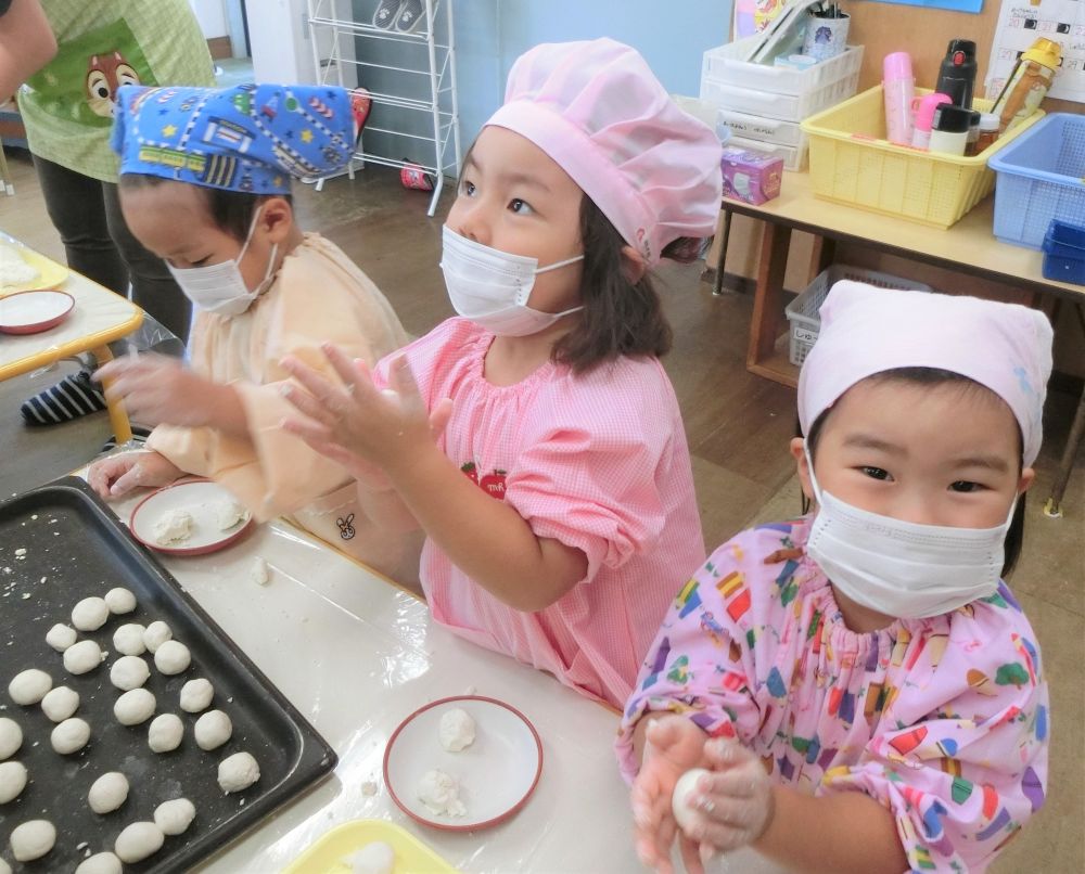 材料が混ざるといよいよ丸める作業です。

リス組さん、普段から粘土遊びや土で上手にお団子作りをしているせいか、とっても上手なお団子が次々に出来ていました。

「せんせいー見てみてー上手にできとるじゃろ」
「たくさん作ったよ！」

今日は門田認定こども園のみんなのおやつをリス組さんが作ります。
たくさんあるから大丈夫かなと心配していましたが、あっという間に完成です☆
