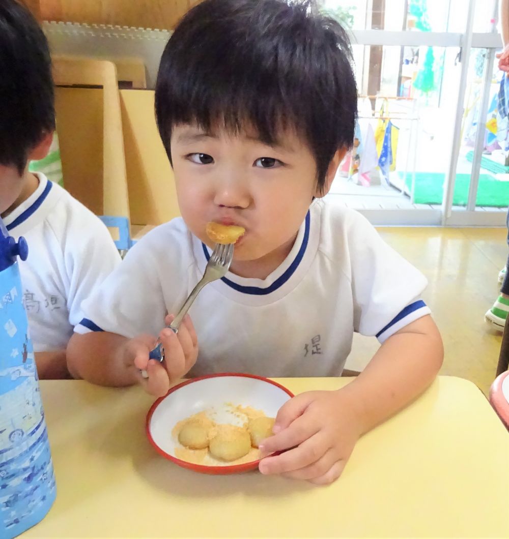 お待ちかね♡15時のおやつです。

｢あれっ色が変わってるね｣
｢お団子の中にうさぎっぽいのが見えるー！！｣

など、嬉しくて楽しそうな声が飛び交います。
｢わーおいしー！！｣
｢これ好きなおやつよー｣
みんな大満足で美味しくいただきました。

リス組さん、ありがとう♡

十五夜の夜、きれいなお月様が見れますように・・・