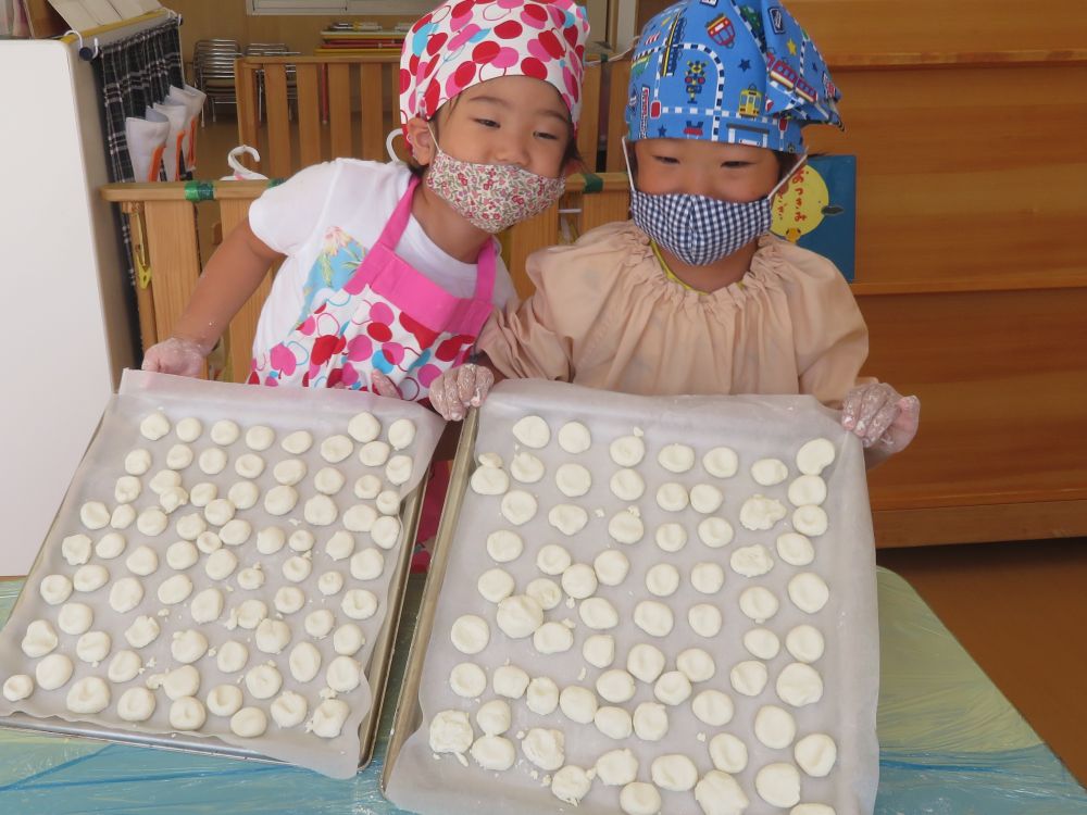 大きな団子を作って「これは先生にあげる」、小さな団子は「ウサギ組さんにあげる」と食べる人のことを考えながら作っていました♡

黙々と丸めていき、なんと全部丸めきりました！！
たくさん出来たね♪

初めてのクッキングでしたが、とても楽しかった様子♡
ご家庭でもぜひ作ってみてください♡


