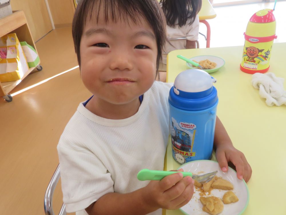 今日のお月見団子はリス組さんがクッキングで作ってくれました。
「おいしいー！」とあっという間に完食です！！
リス組さん、ありがとう♡


＊未満児分量