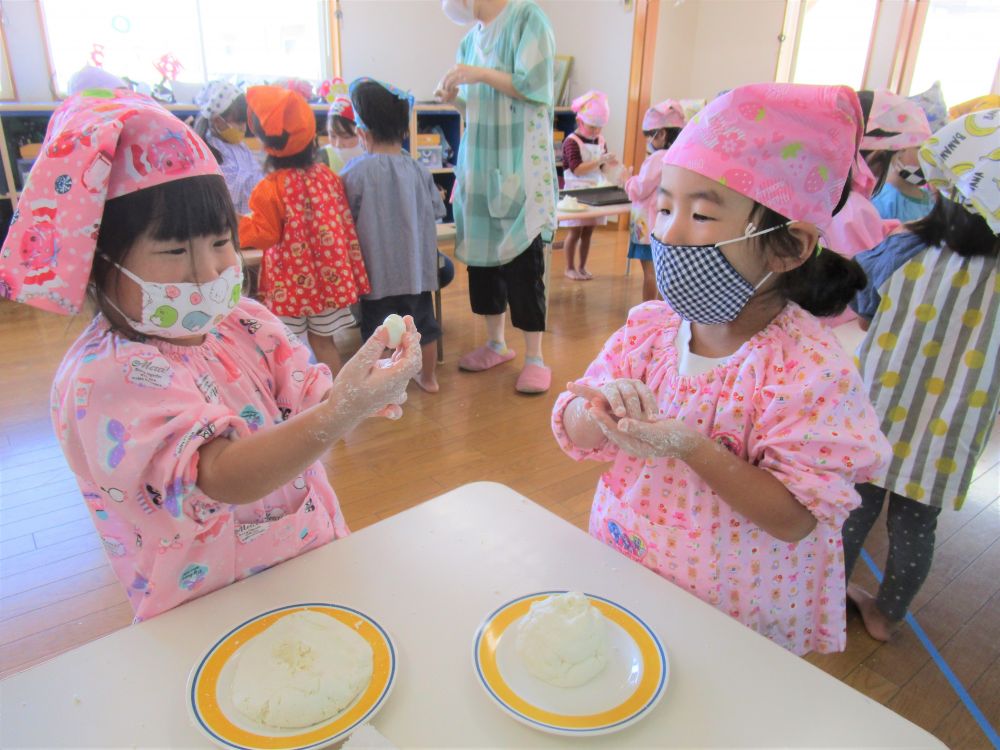 豆腐をつぶしたら、次は白玉粉と混ぜます。
「つぶつぶしとるね」「かた～い」と、豆腐とは違う感触を楽しみます。
少しずつ水を加えながら、しっかりとこね、段々とまとまってくる様子を、目と指で感じています。
「指についたのなめてもい～い？」
と、もう食べたくなった様子の子ども達。気持ちはわかるけど・・・まだダメだよ♡

最後に、できあがった生地を一口大にちぎって丸めます。
気分が盛り上がってきたのか、
「♪で～た～で～た～、つーきーが～♪」と、歌いながら丸めている子もいて、とても微笑ましかったです。