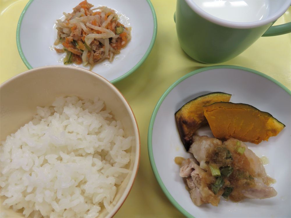 ご飯

鶏のみぞれ煮

焼きかぼちゃ

中華もやしサラダ

牛乳