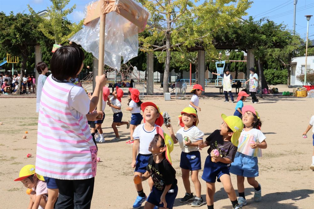 今年の夏・・

虫とりあみが何度も壊れ・・　
“今木に止まっている、せみを捕まえたい”　の思いから、自分たちで廃材を使って、虫とりあみを作ったゾウ組さん
そのときの発想が、この　“たまいれ”　には活かされています



3分勝負の玉入れ・・
1分半過ぎると　かごは動き始めます♡


