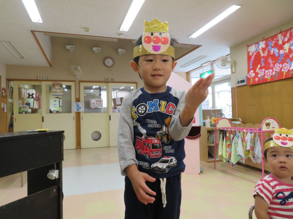 3歳になったKくん。
難しそうにしながらも指で、『3歳』とやって見せてくれました。
先生のインタビューにも、ニコニコ笑顔でこたえてくれた、K君でした。
お祝いの後は・・・・