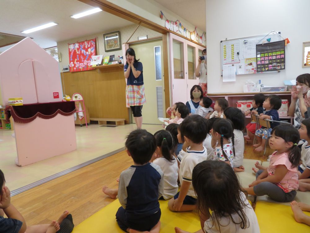お祝いの後の、お楽しみタイム。
みんないつも楽しみにしてくれているので、今月も先生も喜んでもらえるようにかんがえました!
お家に向かって呼びかけると・・・
