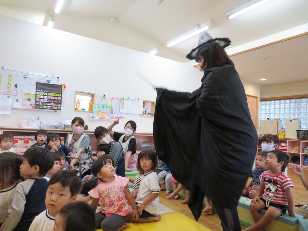 杖を持った魔法使いが登場!!
なんか、いつもの可愛い魔法使いとちがう・・・
なんか、迫力が・・・
魔法使いさんのかけ声にあわせて、みんなで
「ちちんぷいぷいのえ~い!」
おまじないをかけると・・・